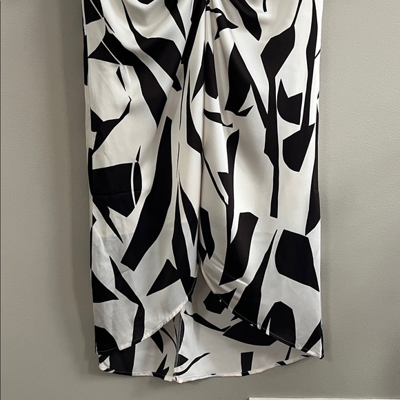 Express Abstract Print Black White Synched waist V neck dress size large - Picture 3 of 16